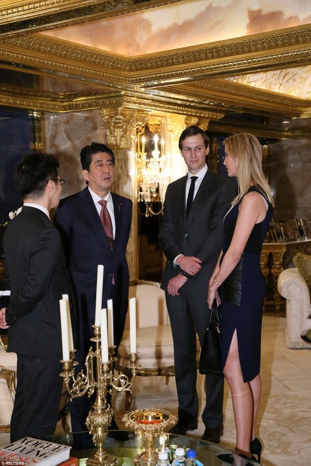 
Thủ tướng Abe cũng mô tả cuộc gặp với nhà lãnh đạo tương lai của nước Mỹ tại căn hộ sang trọng trên đỉnh tháp Trump là diễn ra trong “không khí đầm ấm”, nơi hai nhà lãnh đạo thẳng thắn trao đổi về các vấn đề song phương. Ông Abe cũng tiếp xúc với con gái và con rể của tỷ phú New York, những nhiều có nhiều đóng góp trong thắng lợi của ông Trump.
