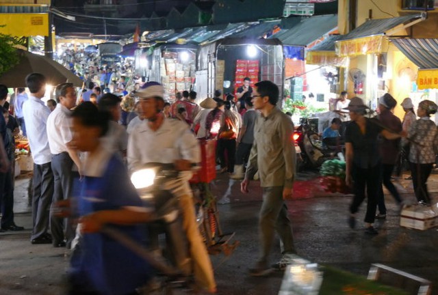 
Người đến chợ Long Biên sớm nhất trong đoàn công tác là phó thủ tướng Vũ Đức Đam. Ông có mặt ở đây từ hơn 4g sáng và với cách ăn mặc bình dân, nhiều người không nhận ra sự xuất hiện của ông - Ảnh: LÊ KIÊN
