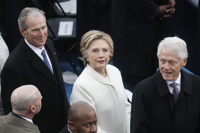 Bà Hillary cùng chồng, cựu tổng thống Bill Clinton (phải) và cựu tổng thống George W. Bush (trái) tại lễ nhậm chức của ông Trump