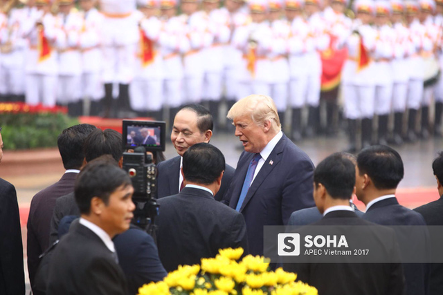 Chủ tịch nước giới thiệu với Tổng thống Mỹ các thành viên phái đoàn đón chính thức. Tháp tùng ông Trump có Cố vấn an ninh quốc gia, tướng H.R. McMaster và cố vấn cấp cao Stephen Miller.