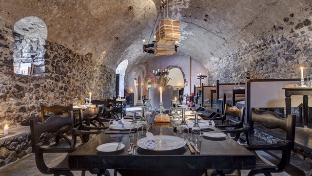 Santorini sở hữu một trong những hầm dự trữ rượu nho ngon nhất châu Âu.