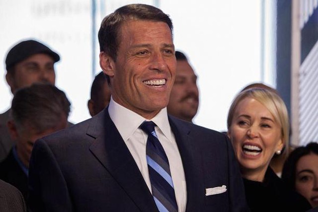Triệu phú Tony Robbins luôn đánh giá cao sự đầu tư trong nghệ thuật giao tiếp và kĩ năng sống của mỗi người.