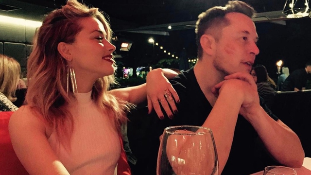 
Amber Heard và Elon Musk bắt đầu hẹn hò từ mùa hè năm 2016. Cánh săn ảnh nhiều lần bắt gặp họ đi nghỉ cùng nhau ở London và Miami. Tuy nhiên, phải đến tháng 4/2017, nữ diễn viên mới khẳng định mối quan hệ với tỷ phú Elon Musk.
