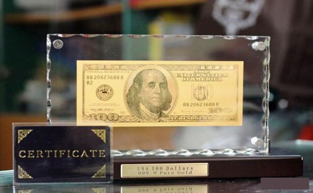 
Tờ 100 USD bằng vàng 9999 được mạ vàng ròng 24 Karat, hàng nhập nguyên chiếc từ Mỹ có giá dao động từ 2,6 triệu - 3 triệu đồng.
