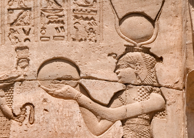Nữ hoàng Ai Cập Cleopatra sinh năm 69, mất năm 30 trước Công nguyên. Bà là một trong những người nổi danh nhất thế giới bởi sự giàu có cũng như vai trò trên chính trường Ai Cập cổ đại. Cleopatra kiểm soát những ngành công nghiệp lớn nhất của đất nước chẳng hạn như làm giấy, lúa mì…. Nếu tính theo USD, tài sản của Cleopatra có thể lên tới 95,8 tỷ USD, tương đương 2,6% GDP toàn cầu.