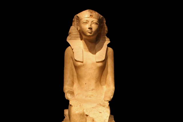 
Nữ hoàng Hatshepsut sống năm 1597, mất năm 1458 trước Công nguyên. Bà được coi là nữ Pharaoh đầu tiên của Ai Cập và khiến cả quốc gia tin rằng bà là người mang ý nguyện của các vị thần. Việc kiểm soát các mỏ vàng, đồng, đá quý cũng như cai trị đế chế lớn nhất thế giới cổ đại giúp tài sản của bà chiếm tới 20% GDP toàn cầu.
