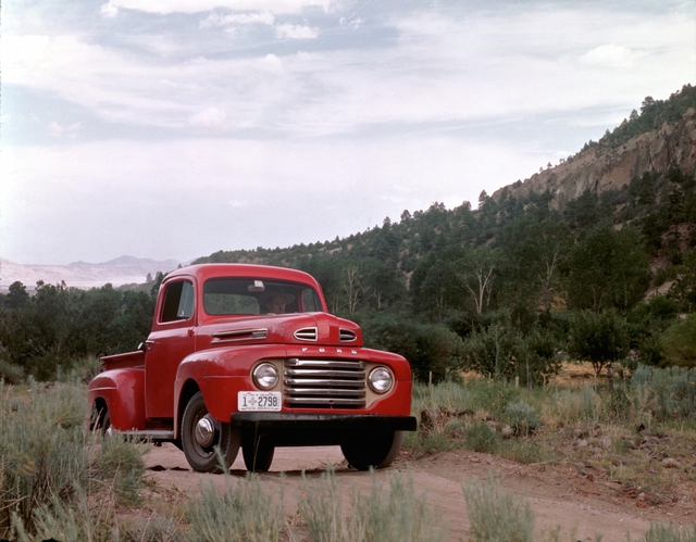 Mẫu xe Ford năm 1948.