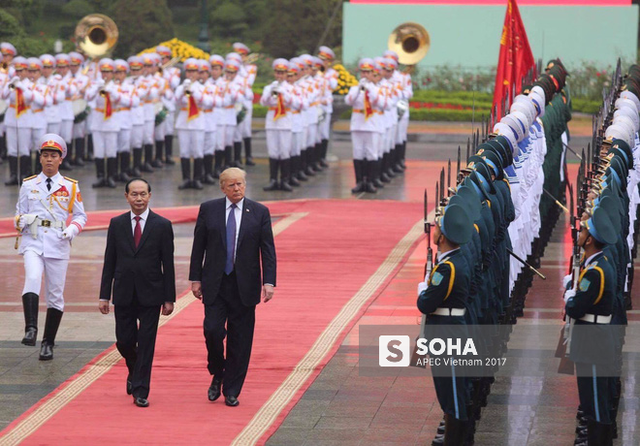 Chủ tịch nước Trần Đại Quang và Tổng thống Donald Trump duyệt đội danh dự