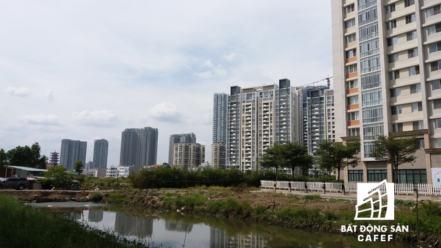 Xuang quanh PetroVietnam Landmark, nhiều chung cư cao tầng xây dựng sau nhiều năm nhưng đã bàn giao hết cho khách hàng vào sinh sông, còn dự án này đã hơn 5 năm vẫn xảy ra nhiều chuyện lùm xùm