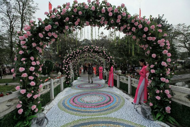 Cổng chào được trang trí bằng hoa giả.