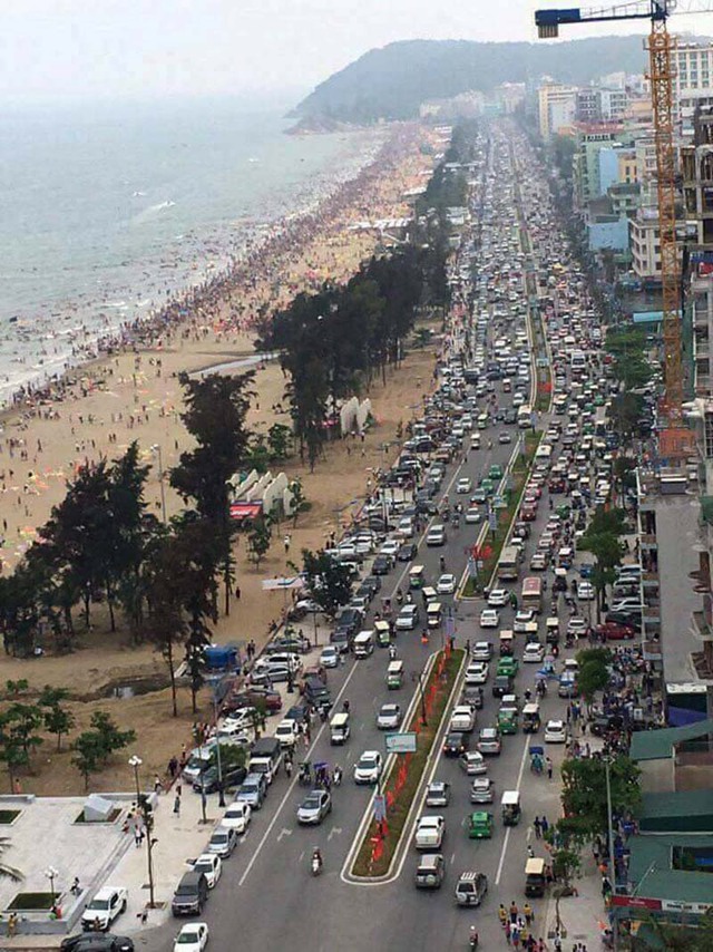 Trục đường chính dẫn ra bãi biển Sầm Sơn vào chiều qua. Ảnh: Dương Thế Hùng