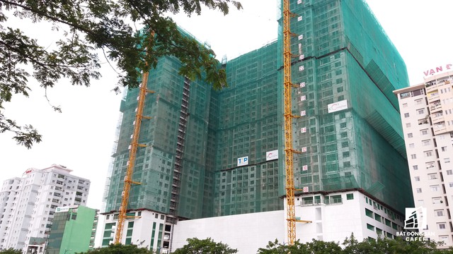 
TNR Holdings cũng đã thực hiện cất nóc tháp B cao 27 tầng và đang trong giai đoạn hoàn thiện căn hộ dự án The Gold View. Theo đại diện chủ đầu tư, so với hợp đồng mua bán, tiến độ bàn giao nhà có thể chậm hơn 2 tháng, nhưng vẫn nằm trong giai đoạn cho phép của hợp đồng.
