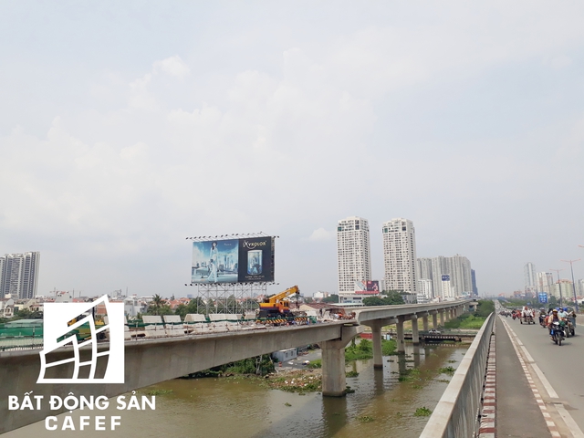
Đoạn đi qua cầu Sài Gòn, nơi cũng có hàng chục dự án BĐS lớn như Sai Gon Pearl, Vinhomes Central Park... đang được đẩy nhanh tiến độ xây dựng.
