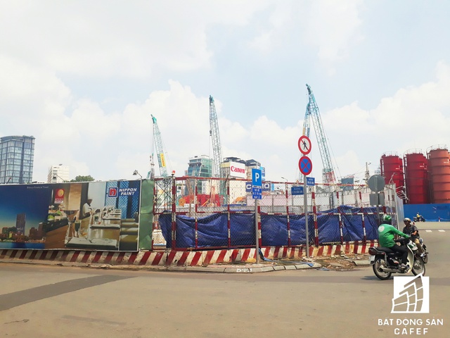 
Nằm đối diện chợ Bến Thành là khu tứ giác vàng do Bitexco đang sở hữu và xây dựng dự án Spirit Of Saigon (trước đây có tên The One).
