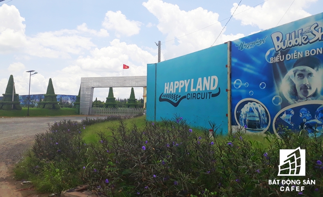 
Mặt tiền siêu dự án Happyland vẫn còn nhếch nhác.
