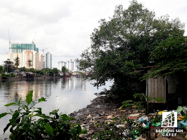Các khu nhà ổ chuột đều nằm cạnh các dòng kênh lớn của Sài Gòn như Tàu Hủ, Thị Nghè, Kênh Tẻ, kênh Đôi, Tham Lương..., có dòng nước thải đen ngòm chảy qua. Những ngôi nhà đều lấn qua cả mép nước bờ kênh.