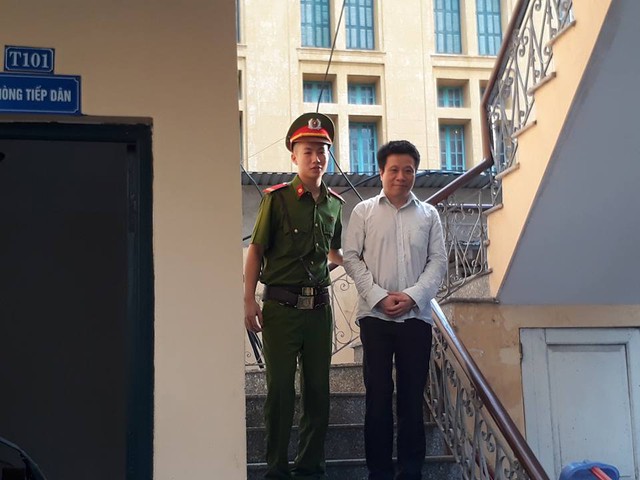 
Khác với những bị cáo khác, Hà Văn Thắm đứng lại 1 lúc lâu, mặt tươi tỉnh cho các PV chụp ảnh. Bị cáo bị VKS đề nghị mức án chung thân.
