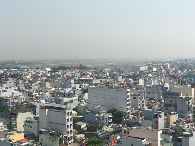 
Bao quanh hơn 40ha của khu Bình Hưng Hòa là hàng chục nghìn hộ dân, hàng loạt dự án chung cư cao tầng đều có view hướng về nghĩa trang.
