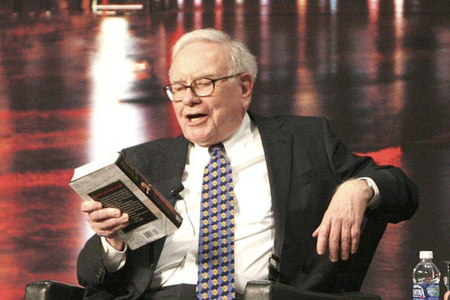 Warren Buffett từng dành 80% thời gian một ngày để đọc sách và suy ngẫm trong phòng riêng.