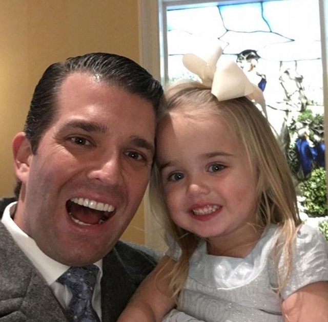 Chloe Sophia, hai tuổi, chụp ảnh cùng bố Donald Jr. trước lễ tuyên thệ của ông nội Donald Trump. Cô bé diện một bộ váy trắng kết hợp với chiếc lơ đồng màu trên tóc. Cô bé được gọi là người ủng hộ Trump dễ thương nhất.