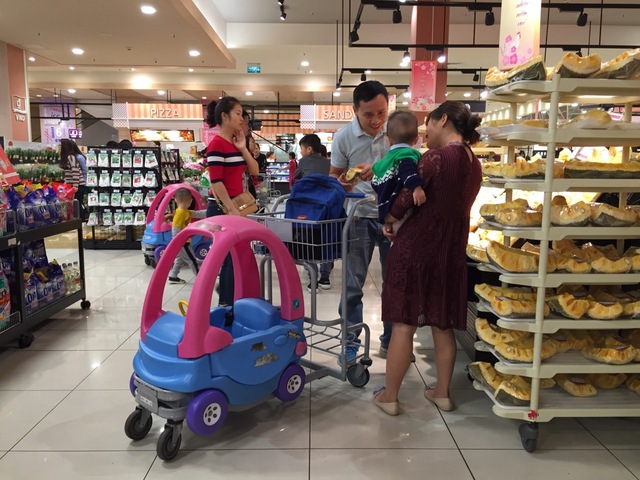 
Ở siêu thị Nhật, khách hàng có thể thoải mái mang túi xách, ba lô vào trong mà không cần làm thủ tục niêm phong. Ảnh: Khánh Linh
