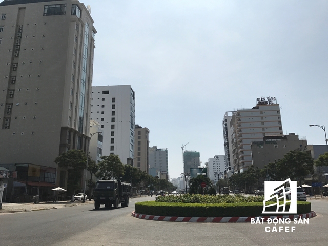 
Ngay sau khi qua khỏi cầu quay sông Hàn, ngay đầu đường Phạm Văn Đồng là khu phố khách sạn 3-5 sao khá dày đặc. Một số dự án đã rào tôn, thử tải chuẩn bị xây dựng.
