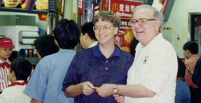 
Tỷ phú Warren Buffett đã mời Bill Gates một bữa ăn trưa bằng phiếu giảm giá.
