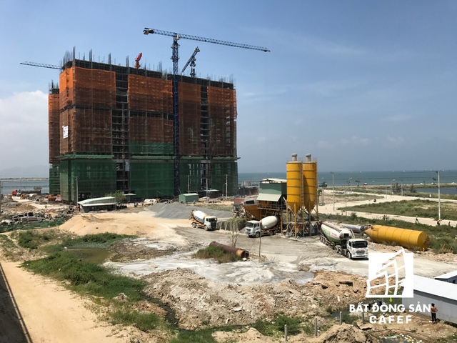 
Dự án Hoà Bình Xanh của công ty Hoà Bình đầu tư đang thi công đến tầng 22, toạ lạc bên chân cầu Thuận Phước
