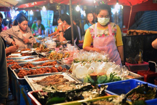 Chiang Mai: Thị trấn này của Thái Lan được biết đến với những lễ hội hoa đăng rực rỡ và những chợ đêm vào mỗi Chủ Nhật. Ngoài việc chiêm ngưỡng khung cảnh thiên nhiên nên thơ, nếu đã tới Chiang Mai, bạn không nên bỏ qua lớp học nấu các món Thái vô cùng thú vị.