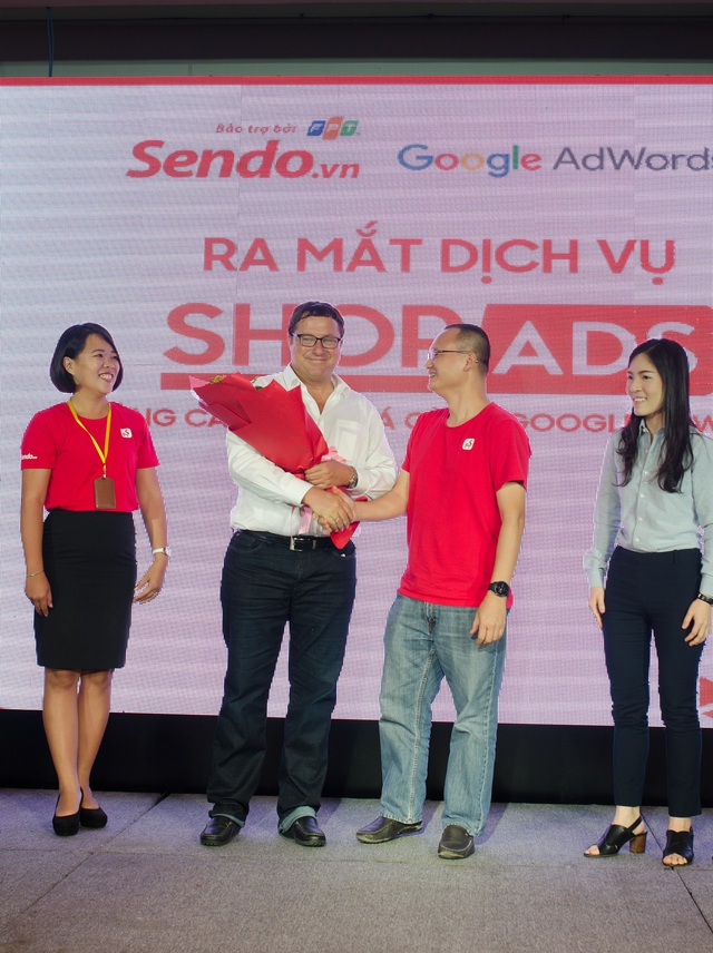
Ông Nguyễn Đắc Việt Dũng - CTHĐQT Sendo.vn bắt tay đánh dấu hợp tác với ông Matthew Heller của Google ra mắt dịch vụ quảng cáo tự động Shop Ads
