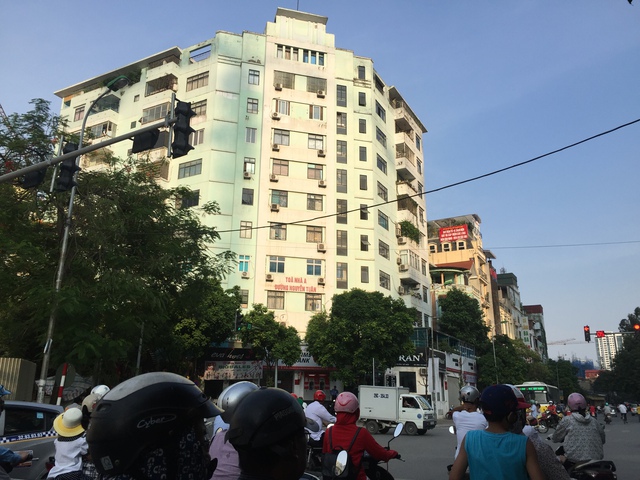 Tòa nhà A tại nút giao đường Ngụy Như Kom Tum và Đường nguyễn Tuân là một trong số những công trình cao tầng được đưa vào sử dụng sớm nhất trên trục đường Nguyễn Tuân.