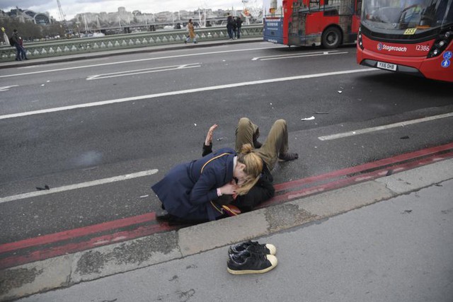 
Hiện tại, cảnh sát London đã phong toả hiện trường. Tuy nhiên, con số thương vong chính xác sau vụ việc chưa được công bố. Trong khi đó, phóng viên Reuters có mặt tại khu vực nghe thấy nhiều tiếng nổ và trông thấy hơn 10 người bị thương trên cầu Westminster, ngay gần toà nhà Quốc hội.
