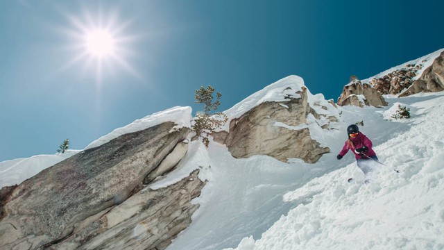 Núi Pioneer trong khu nghỉ dưỡng Yellowstone Club có lượng tuyết rơi trung bình khoảng 7,6m mỗi năm, phù hợp cho nhiều loại trượt tuyết khác nhau.