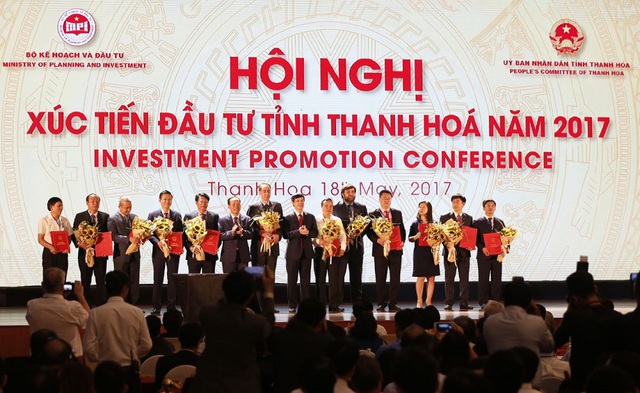 
Tại hội nghị, Thanh Hoá đã trao giấy chứng nhận đầu tư, Quyết định chủ trương đầu tư và ký biên bản ghi nhớ đầu tư cho 32 dự án với tổng mức đầu tư hơn 135.300 tỷ đồng (tương đương 6,1 tỷ USD).
