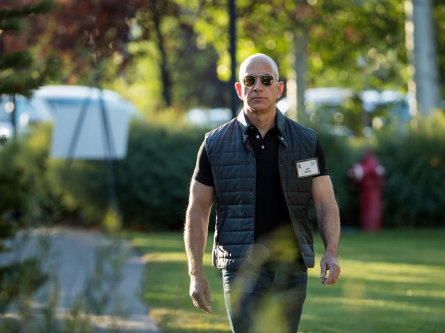 
Mặc dù chưa ai biết rõ lịch trình tập thể dục buổi sáng của Bezos thế nào nhưng những hình ảnh của vị CEO này tại một hội nghị mới đây thường được so sánh với Vin Diesel và nhiều người nói rằng đã nhìn thấy rất rõ cơ bắp của Bezos.

