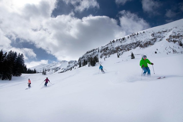 Người lớn cũng có thể tham gia các lớp học trượt tuyết.
