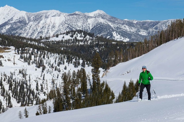 Các thành viên cũng có thể tham gia hoạt động đi bộ đường trường trên tuyết và trải nghiệm lái xe trượt tuyết trong những tháng mùa đông hay leo núi và đạp xe vào mùa hè.