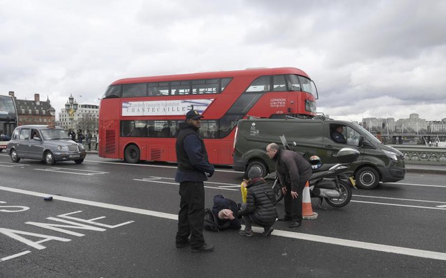 
Một nạn nhân khác nằm trên cây cầu Westminster. Cảnh sát vũ trang đang có mặt tại hiện trường và phản ứng với vụ việc như một vụ tấn công khủng bố. Tình trạng này sẽ được duy trì tới khi nhà chức trách có bằng chứng cho thấy đây không phải một vụ tấn công khủng bố.
