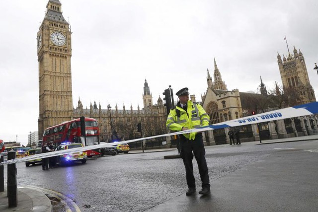 
Người phát ngôn của Thủ tướng Theresa May cho biết bà an toàn sau vụ việc. Tuy nhiên, ông này từ chối cho biết bà May có mặt ở toà nhà Quốc hội lúc xảy ra vụ tấn công hay không.
