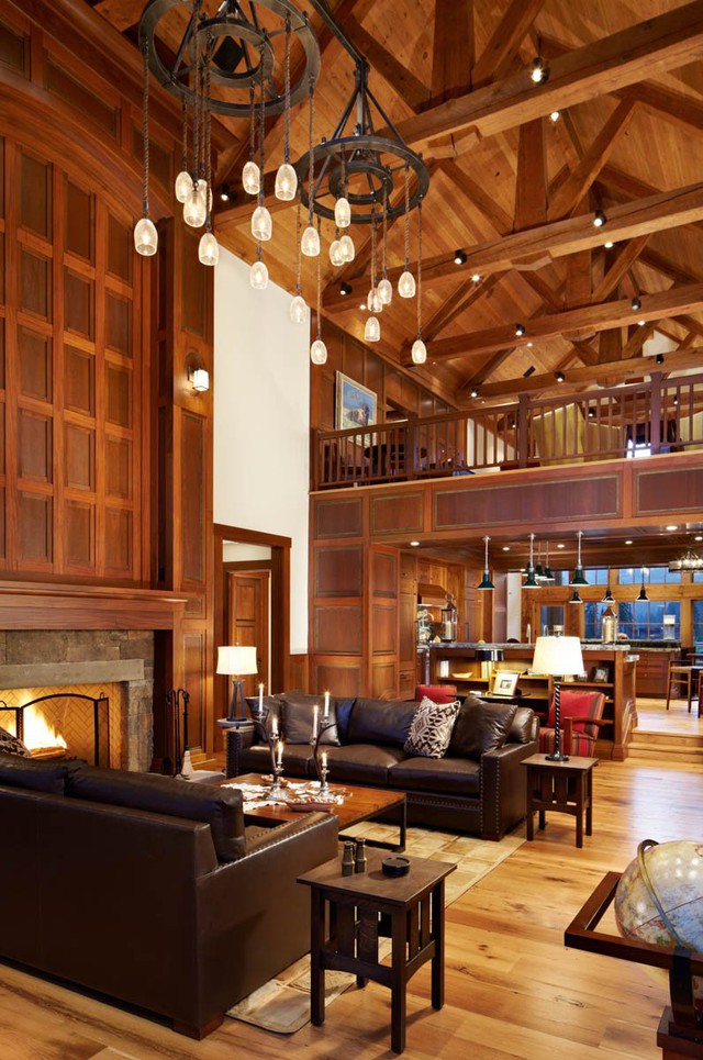 Những căn nhà tại Yellowstone Club được thiết kế sang trọng từ trong ra ngoài. Theo New York Times, phần lớn các căn nhà bao gồm phòng thay đồ trượt tuyết, đường khởi động, phòng ngủ và máy sấy giày.
