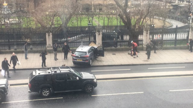 
Trong khi đó, hình ảnh tại hiện trường cho thấy một chiếc xe lao vào hàng rào toà nhà Quốc hội trước khi bị cản lại. Cảnh sát đang kiểm tra kỹ lưỡng phương tiện nhằm tìm ra manh mối vụ tấn công.
