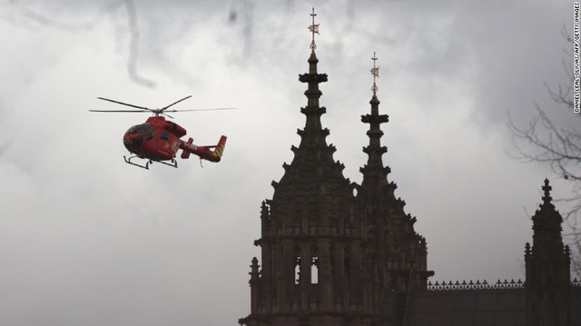 
Trực thăng cấp cứu của London cũng đã được huy động tới hiện trường để đưa người bị thương tới bệnh viện.
