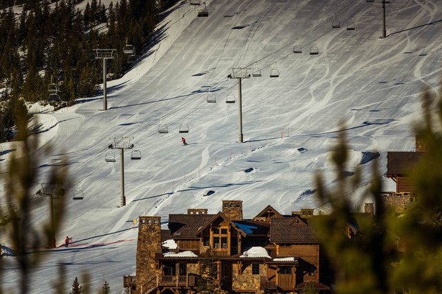 Khu nghỉ dưỡng có 15 hệ thống cáp treo và hơn 60 đường trượt tuyết.