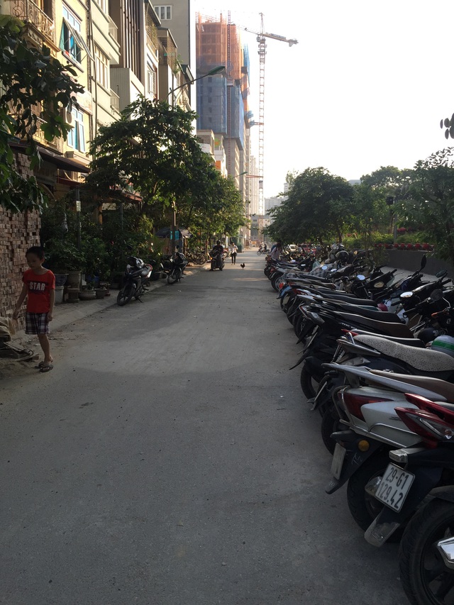 Mặc dù nằm trên mặt đường Lê Văn Lương nhưng chung cư Times Tower lại có thêm lối đi thẳng ra đường Nguyễn Tuân.