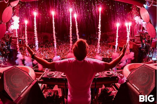 DJ quyền lực Pete Tong là vị khách kì cựu trên đảo Ibiza.