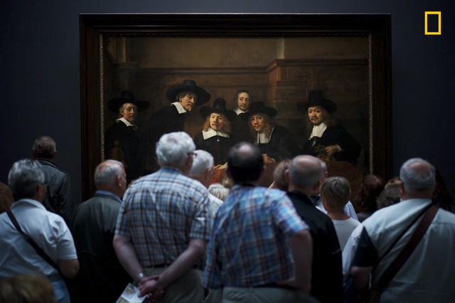 Interesting Moment. của Julius Y, bức ảnh chụp đám đông khách tham quan bảo tàng đứng trước bức tranh nổi tiếng – nơi người trong tranh và ngoài đời dường như đang đối diện với nhau, giành vị trí thứ 2.