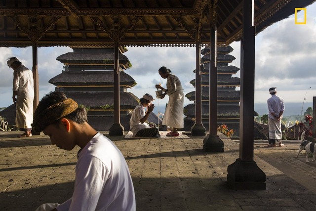 Blessings at Besakih của Michael Dean Morgan, bức ảnh chụp những người hành lễ ở Đền Besakih, Bali, Indonesia, giành giải khuyến khích.
