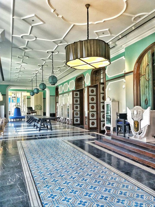 Khu nghỉ dưỡng với 244 phòng, suite, căn hộ và villa được thiết kế dựa trên ý tưởng kiến trúc của đại học Lamarck University, nằm tại thị trấn thương mại Bãi Khem những năm đầu thế kỷ 20.