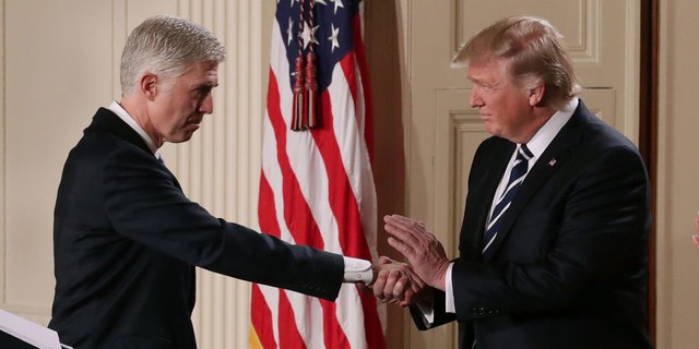 
Ông Trump bắt tay Neil Gorsuch, ứng viên Thẩm phán Tòa Tối cao của Mỹ.
