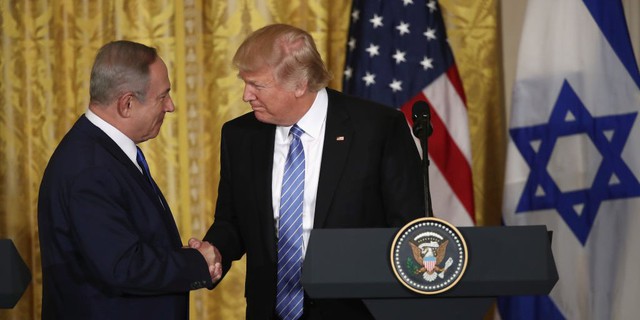 
Ông Trump bắt tay Thủ tướng Israel Benjamin Netanyahu.
